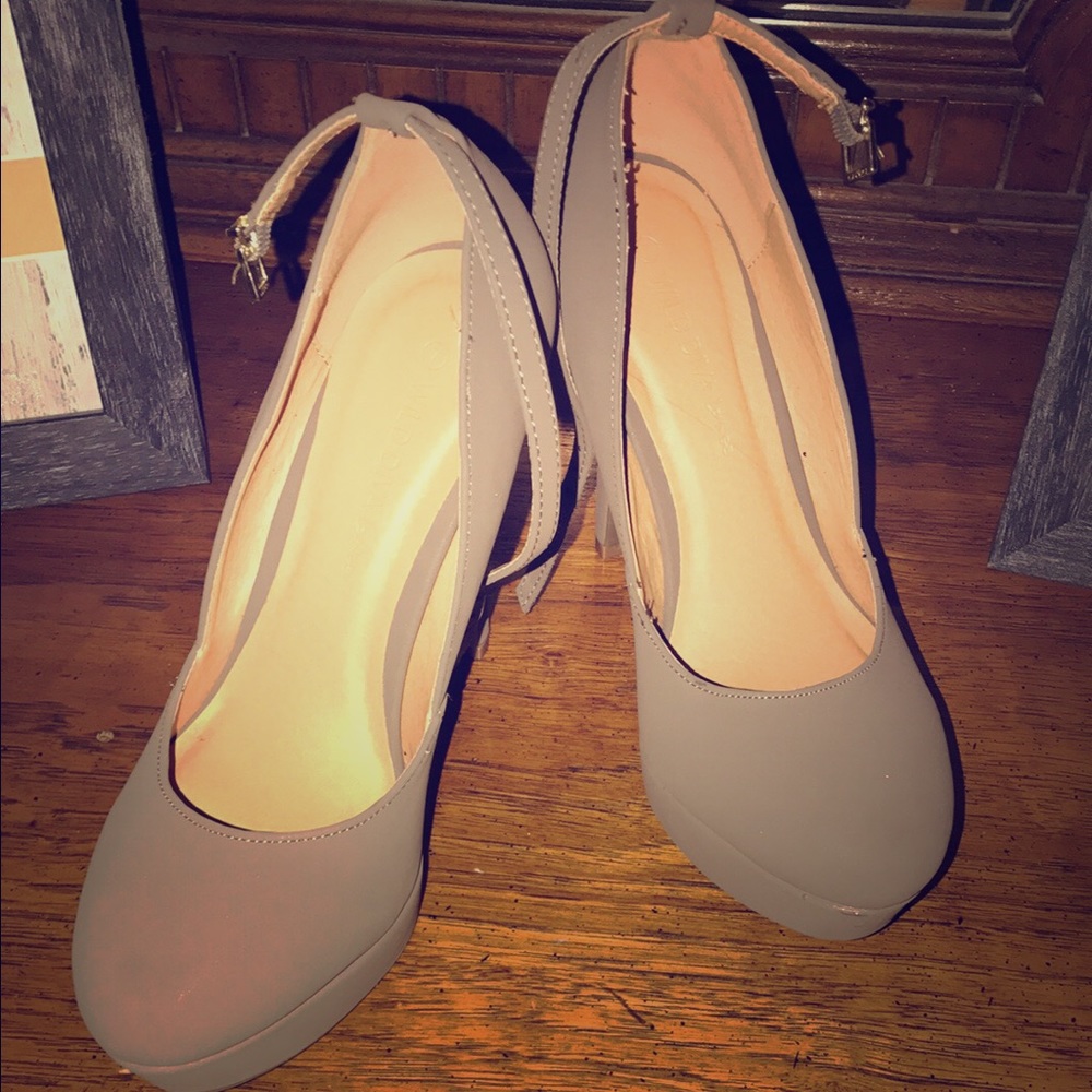 Heels size 6 silver size 7 beige