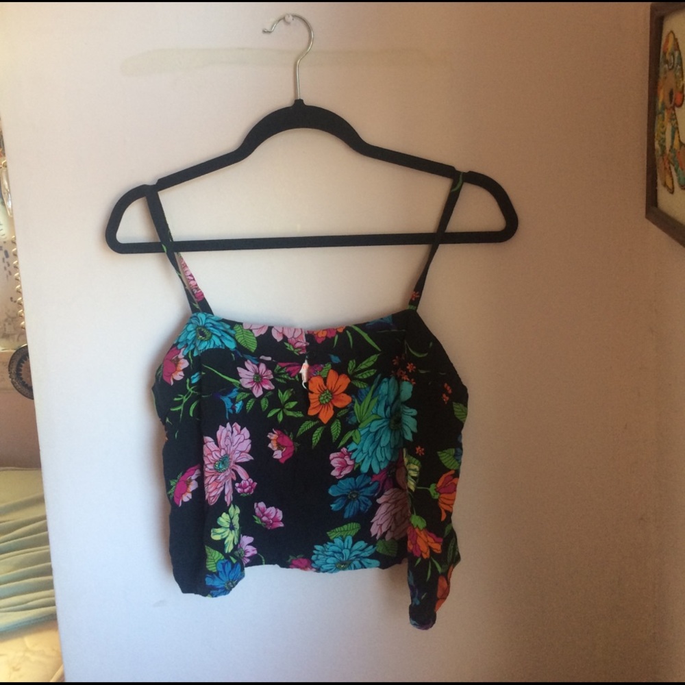 Hipster flowery flowy crop top with button on top