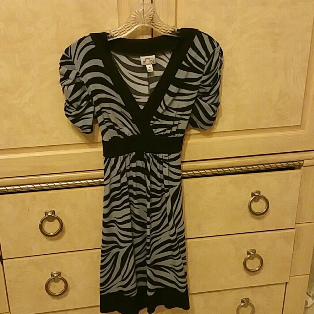 Storm Brand midi dress V-neckline Black / Grey