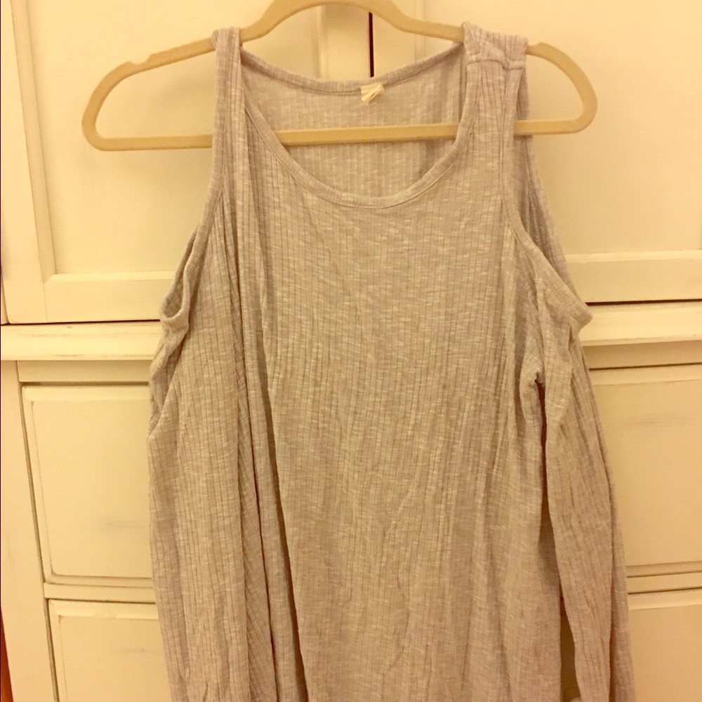 Gray open shoulder long sleeve shirt