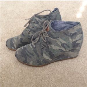 TOMS desert wedge in camo