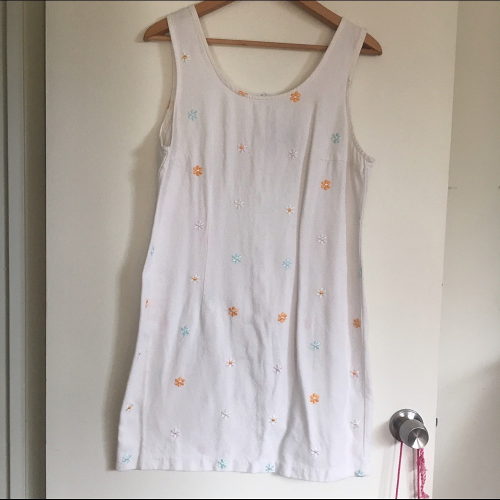 Boulevard de Paris. White cotton dress with embroidered flowers. Amazing on!