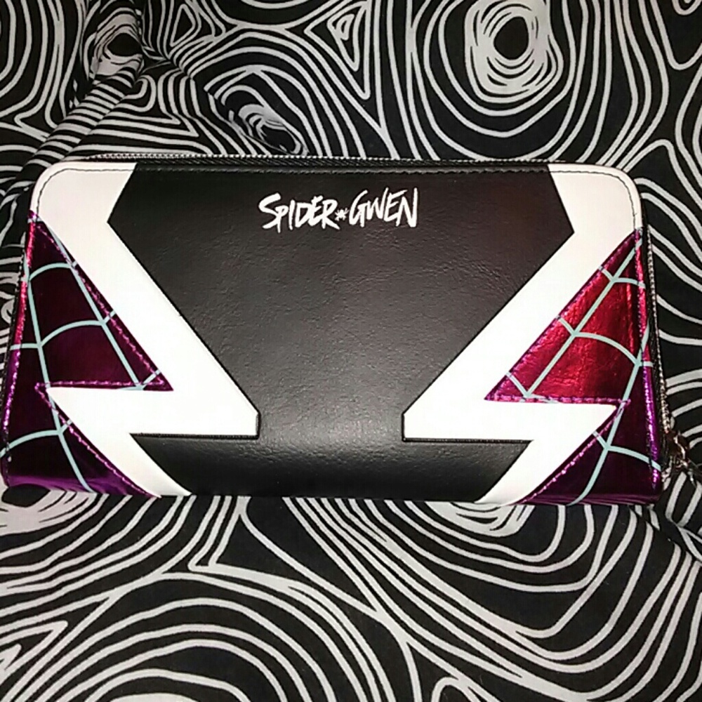 Spider gwen wallet hot topic marvel
