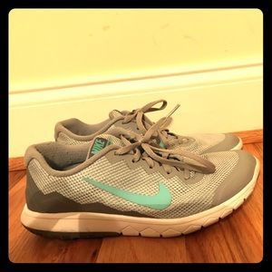 Women's size 8 Nike lightly worn tennis shoes