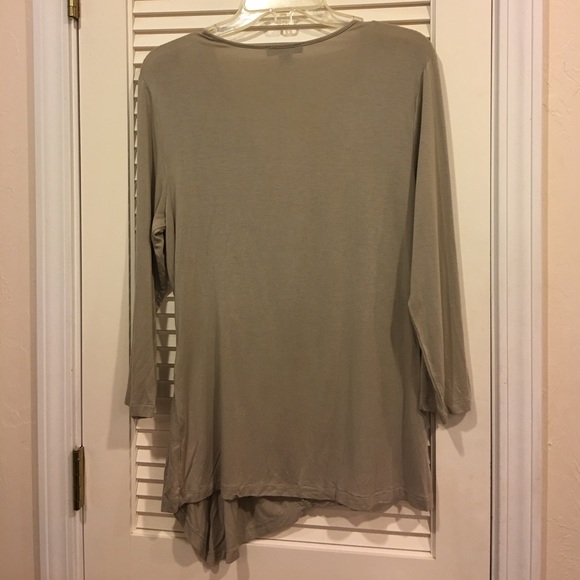 V-neck gorgeous asymmetrical blouse - Picture 2 of 2