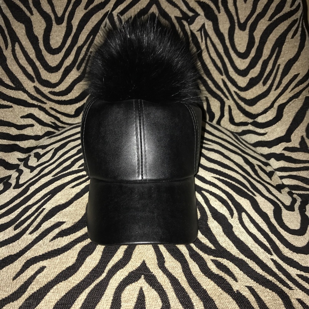 🖤 100% PU Black baseball cap with Fur Ball top 🖤