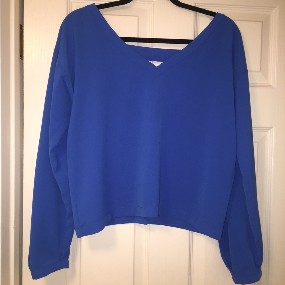 Beautiful blue long-sleeve flowing crop top