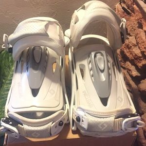 Women's snowboard bindings