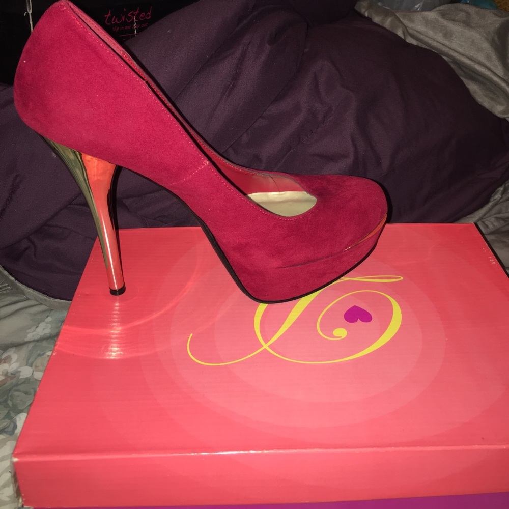 Red PUMPS !!!! w/ sexy gold heel
