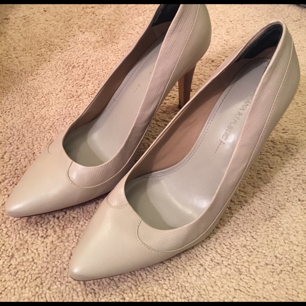Banana Republic nude heels 9.5