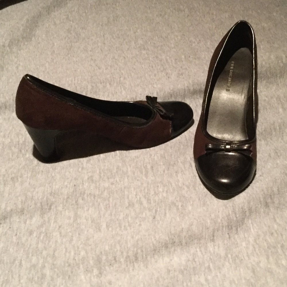 Brown close toed heals with pretty bow