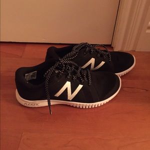 NWOT WOMENS NEW BALANCE SNEAKERS 7