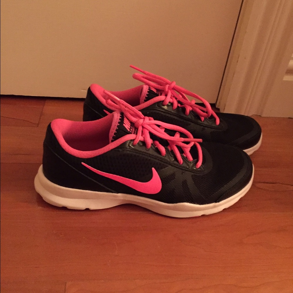 SOLD* WOMENS NIKE SNEAKERS 7