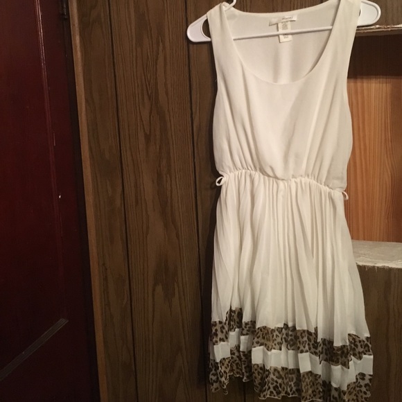 NEVER WORN White sheet dress with cheetah - Picture 3 of 3