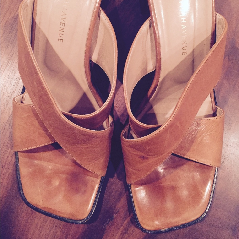 SAKS FIFTH AVENUE SOFT LEATHER SANDALS