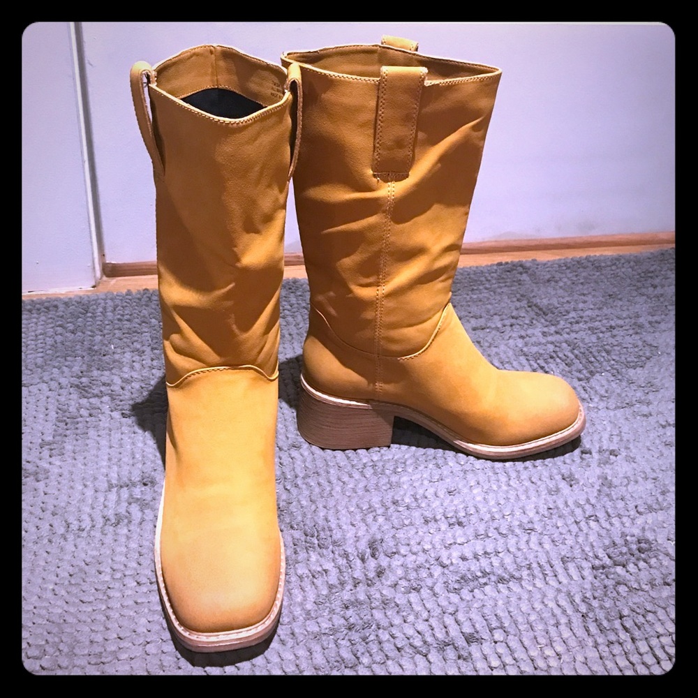 BRAND NEW Tan boots