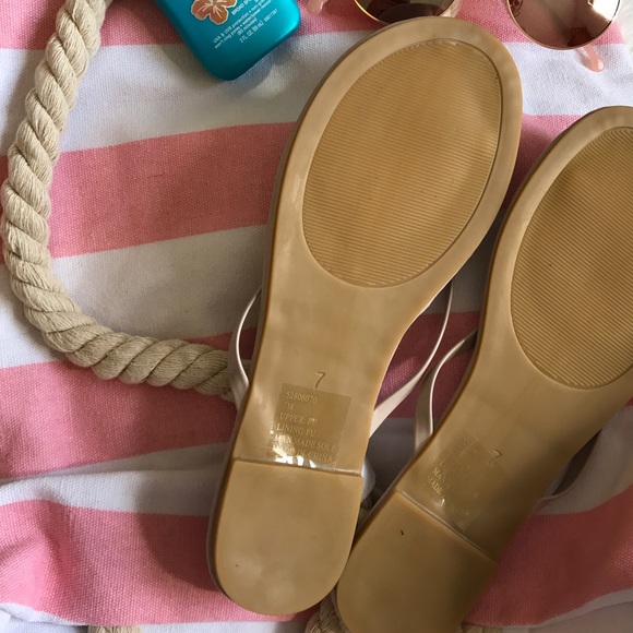 NEW π NUDE PATENT BLUSH SANDALS | FLIP FLOPS - Picture 4 of 7