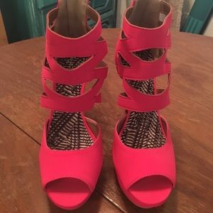 NEW HOT PINK HEELS SIZE 8