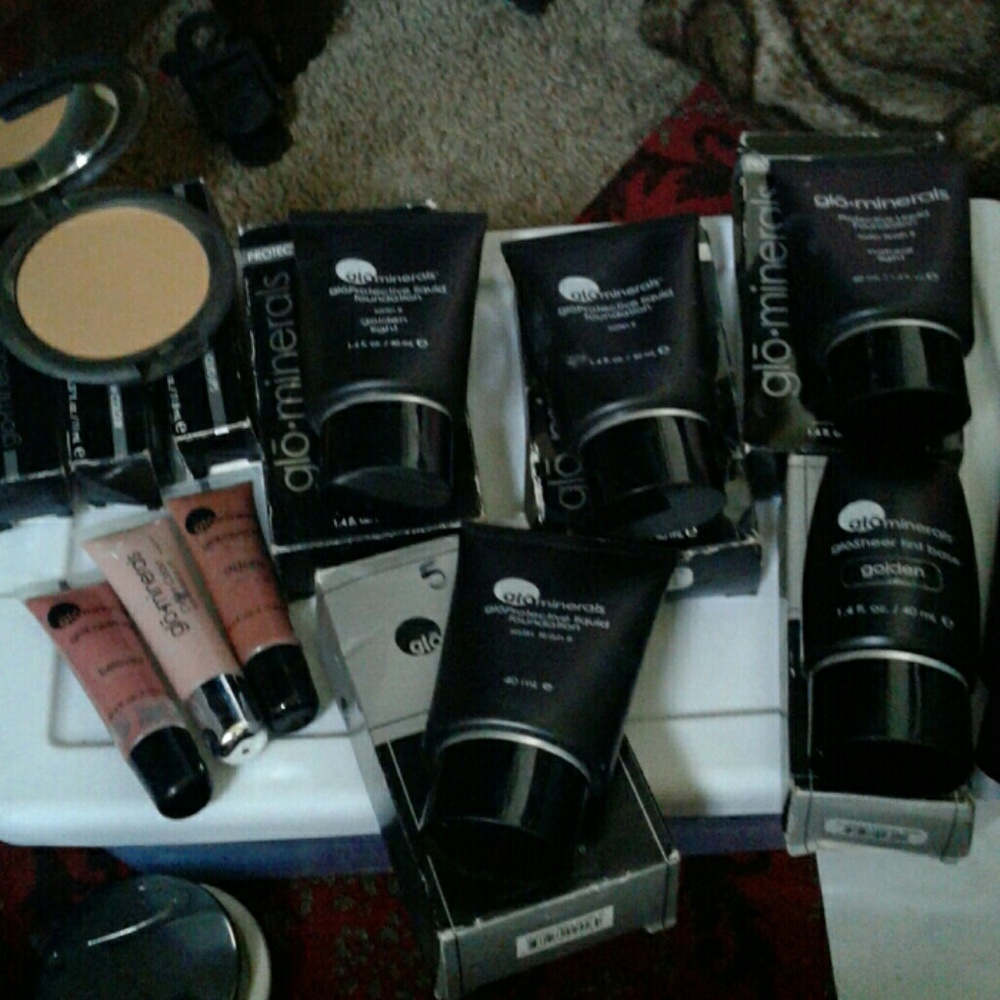 GLO MINERALS MAKE UP LOT
