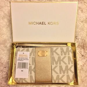 🚫SOLD🚫 Michael Kors Signature Wristlet NWT
