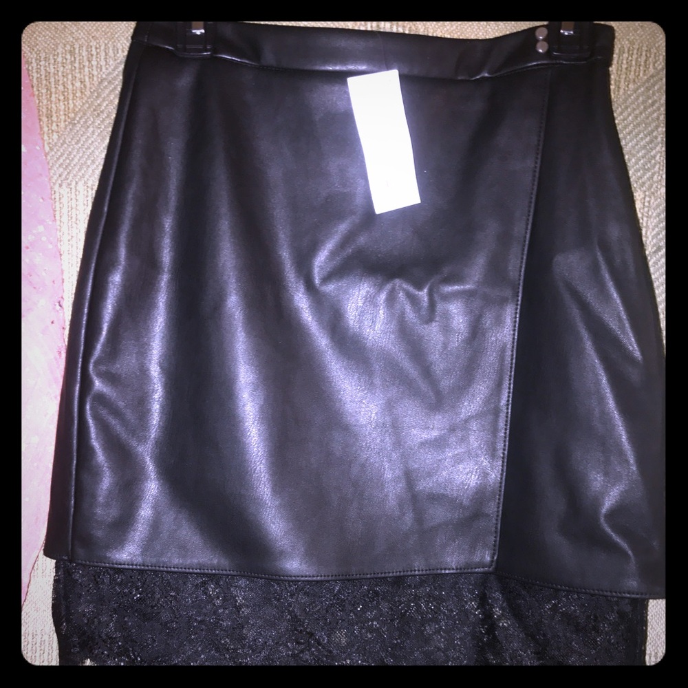 🔥Decree faux leather wrap around skirt w/lace🔥