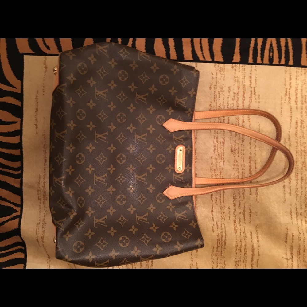 SOLD.     Authentic Louis Vuitton tote 👜