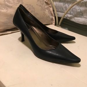 Calvin Kline navy pumps