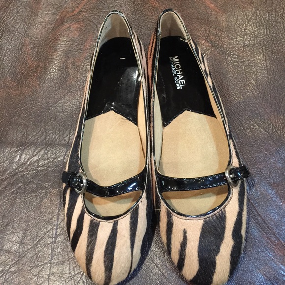 MICHAEL KORS CALF HAIR FLATS - Picture 2 of 6