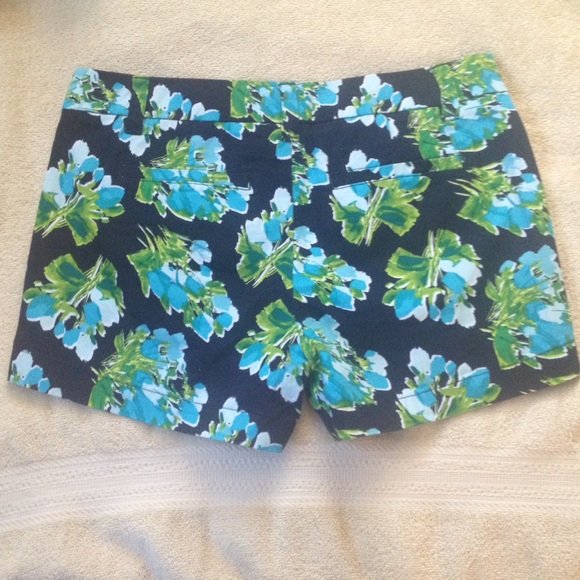 🌼5 for $25🌼 Floral Shorts - Picture 2 of 3