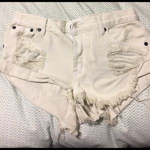 One Teaapoon Bandit Jean Shorts in White Size 26