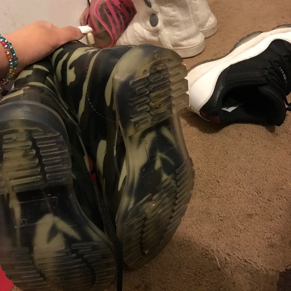 Size 7 camo jelly rain boots - Picture 2 of 2