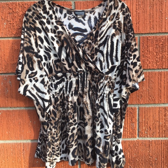 Tops - Leopard print top w/flowing sleeves