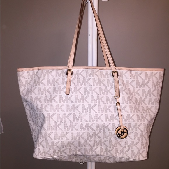 Michael Kors Handbags - Used authentic Michael kors shoulder bag