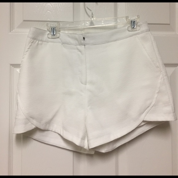 White shorts - Picture 1 of 2