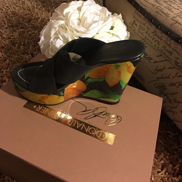 Donald J.Pliner Sabri Womens Black/Tulipano Patent - Picture 8 of 8