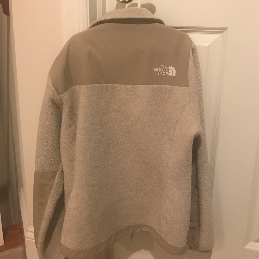HARDLY WORN NORTH FACE JACKET - Picture 2 of 2