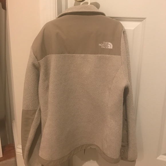HARDLY WORN NORTH FACE JACKET - Picture 2 of 2