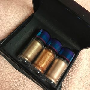 MAC / pigment set.