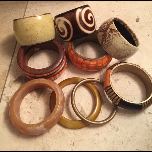 A pile of bangle bracelets! All in great condition - Picture 1 of 8