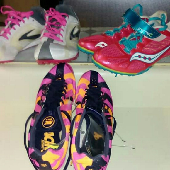 Running shoes with or without spikes - Picture 1 of 2