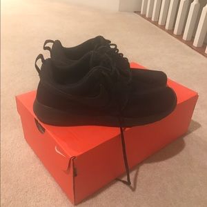 NIKE WOMENS ALL BLACK ROSHES