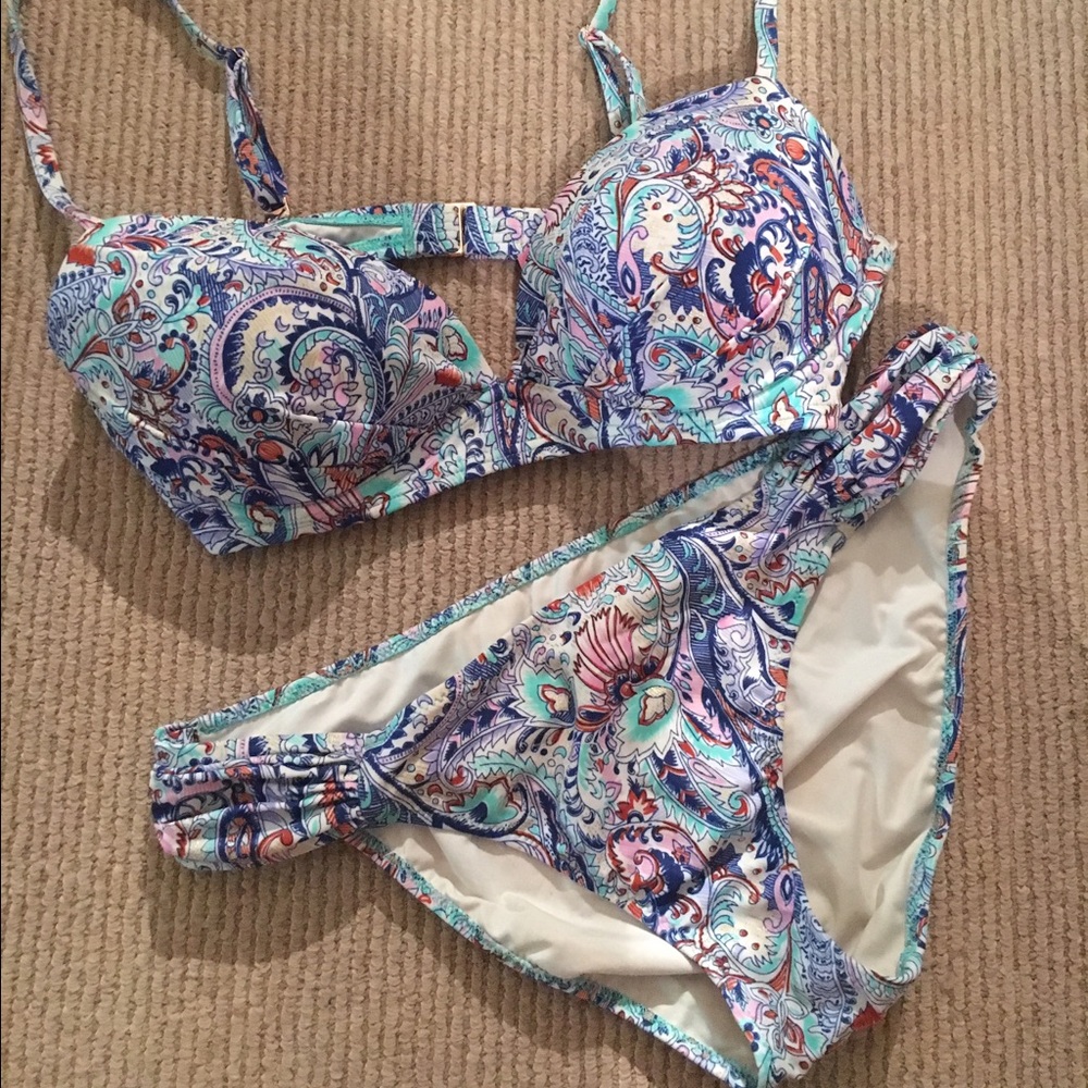 Medium, 34C Victoria's Secret paisley bikini