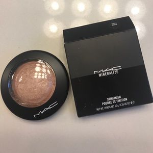MAC HIGHLIGHTER SOFT AND GENTLE
