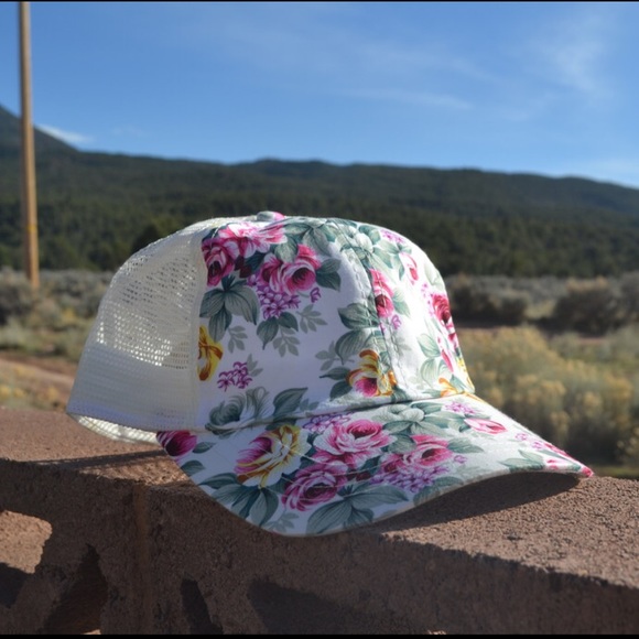 << White Floral Baseball Truckers Cap >> - Picture 2 of 3