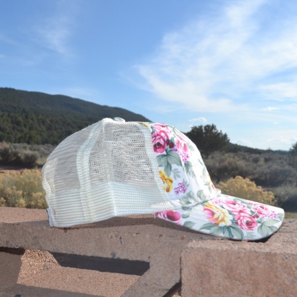 << White Floral Baseball Truckers Cap >> - Picture 3 of 3
