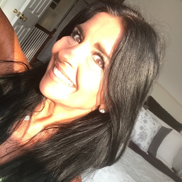 Meet your Posher, Lucia - Picture 2 of 3