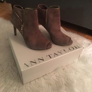 Never worn Ann Taylor gray/tan booties w zipper