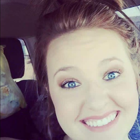 Meet your Posher, Hollie - Picture 1 of 1