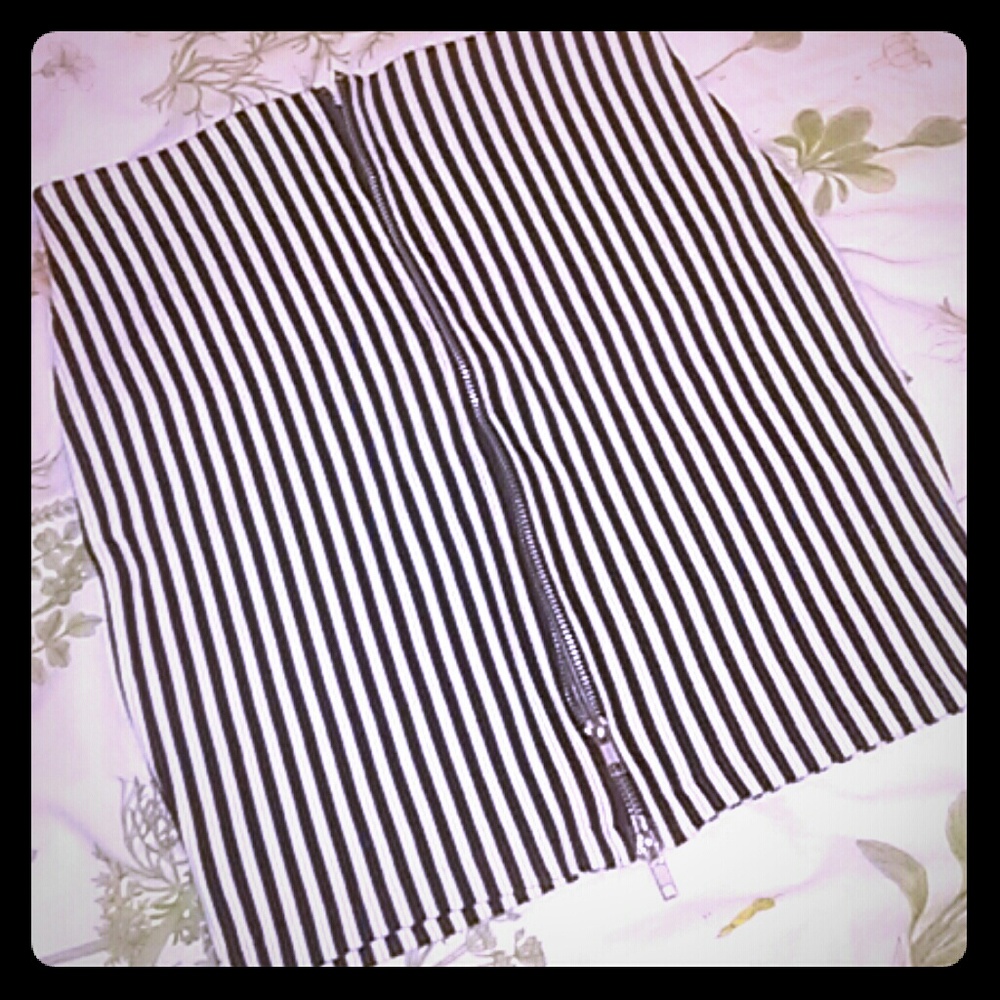🌻Final Sale! 🌻NWOT Strip blk wt MINI WZipper H&M
