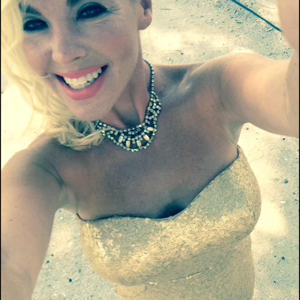 BEAUTIFUL GOLD STRAPLESS SEQUINCED MAXI DRESS